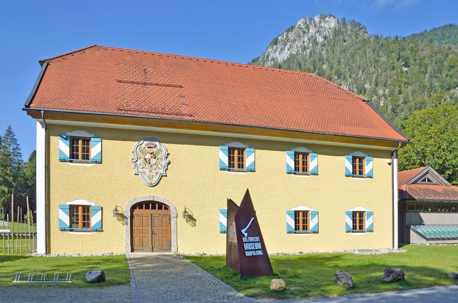 Hauptgebäude des Holzknechtmuseums im Stil eines Gebäudes der Salinenverwaltung