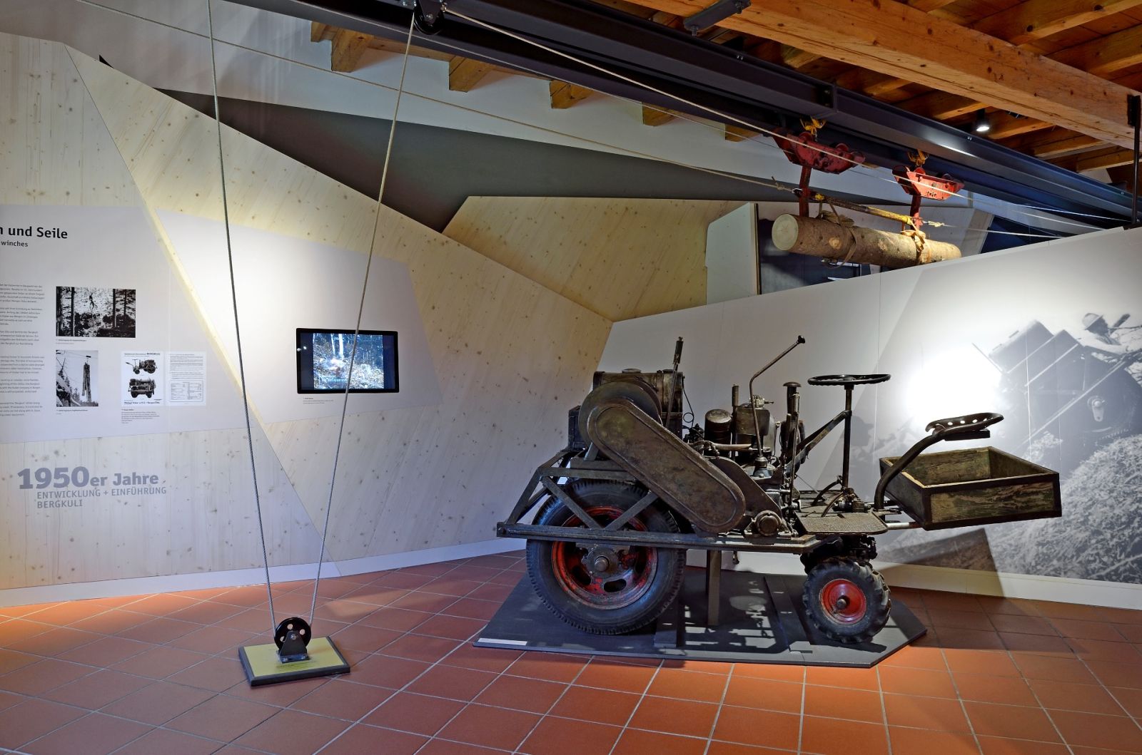 Ein historischer Bergkuli und eine Seilbahn zum Abtransport von Holz in der Dauerausstellung