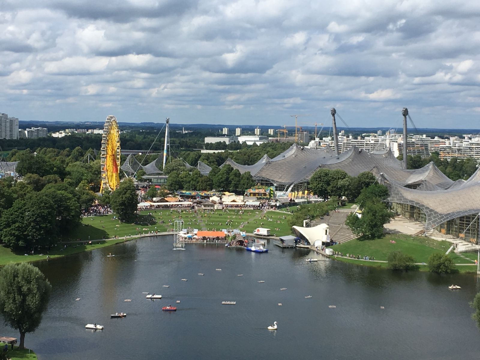 Das Olympiastadion mit Olympiasee vom Olympiaberg aus gesehen