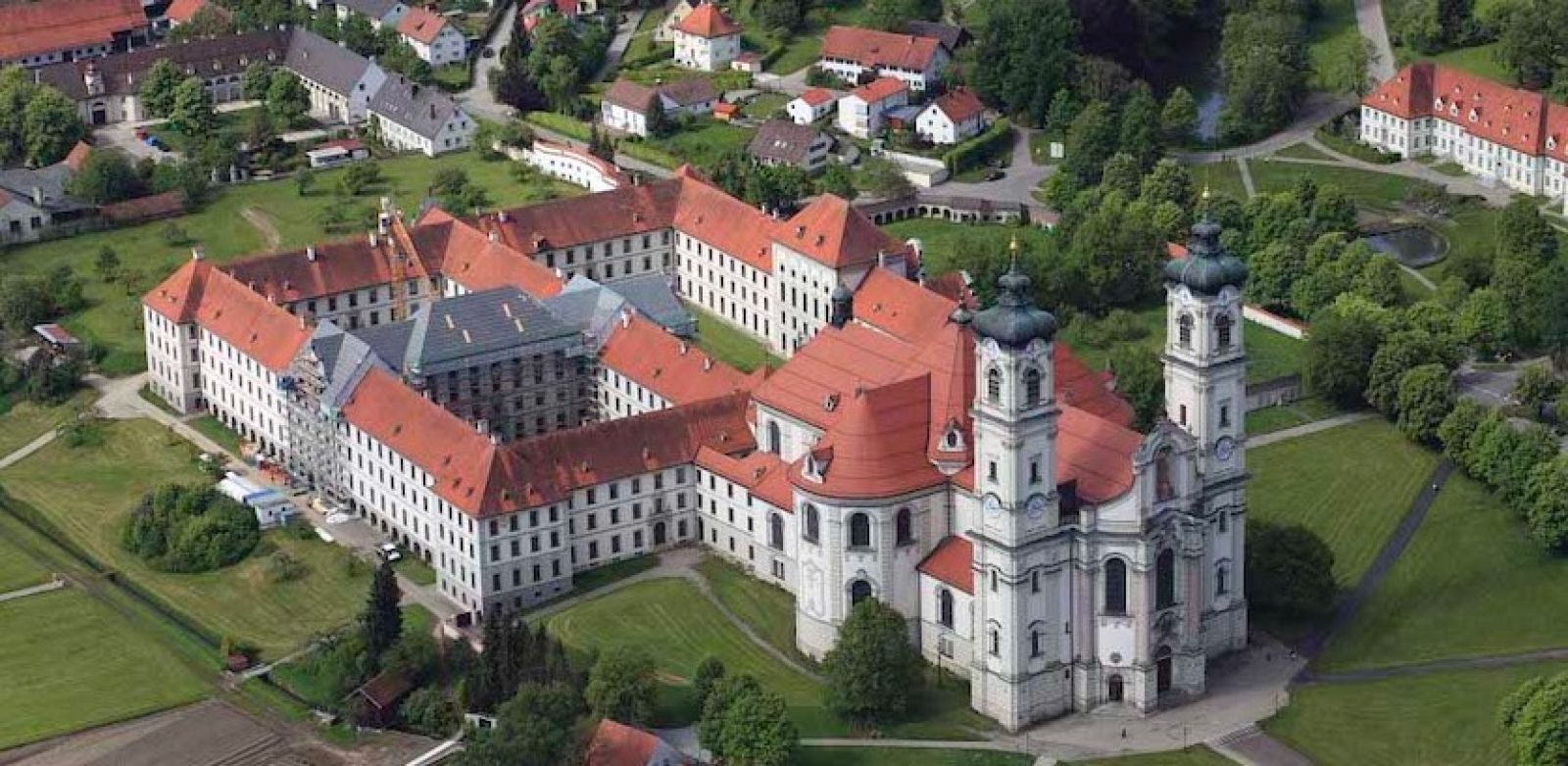 Die beeindruckende Anlage der Benediktinerabtei Ottobeuren aus der Luft gesehen.