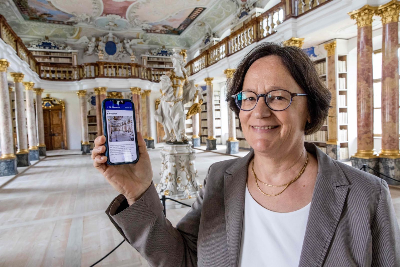 Dr. Henriette Holz bei der Vorstellung der neuen Museums-App in der historischen Bibliothek des Klosters Ottobeuren.